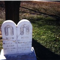 Meekers&#039;  tombstones